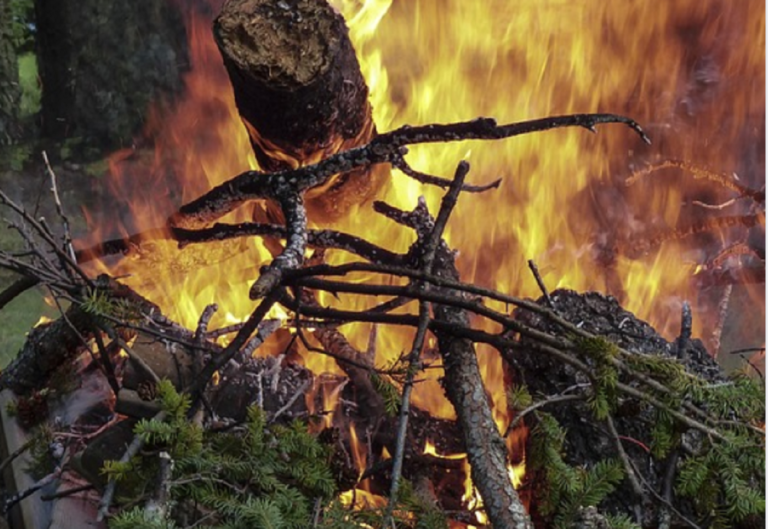 Allarme incendio in Costiera Amalfitana: in fiamme la vegetazione di macchia mediterranea