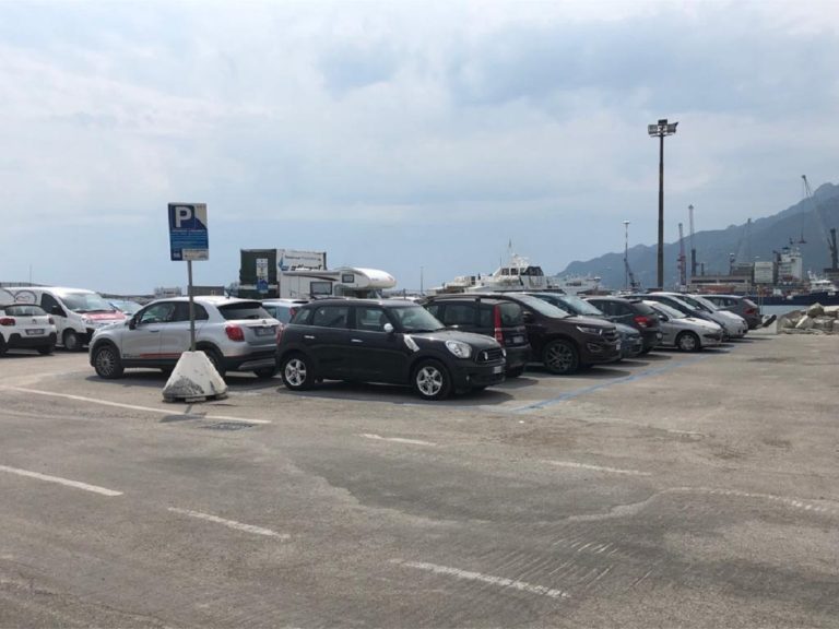 Salerno, negati i parcheggi sul Lungomare Trieste: la protesta dei commercianti
