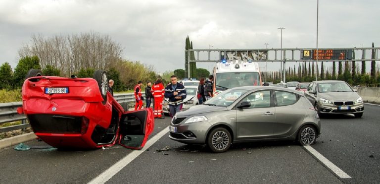 Salerno, incidente sull’A2 nel tratto da Pontecagnano: intera famiglia in ospedale