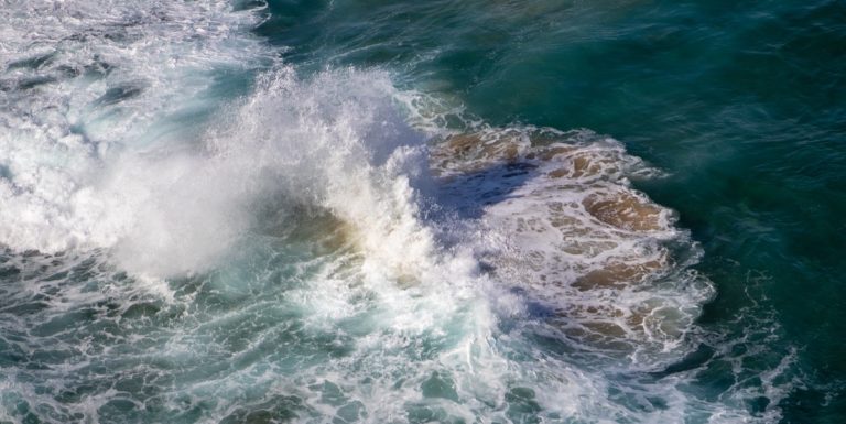 Sporcizia e schiuma bianca in riva al mare a Salerno: bagnanti sconcertati