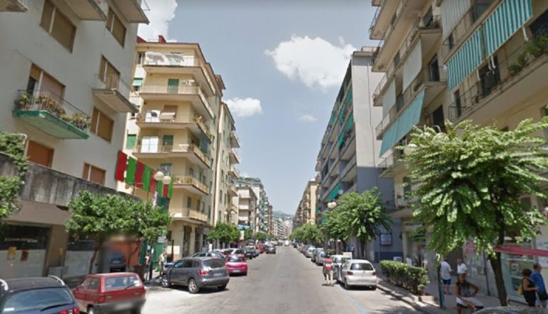 Salerno, la crisi del commercio emblematica in via Mobilio