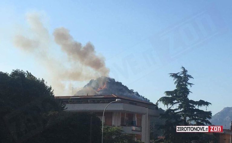 Nocera Superiore, vasto incendio su una collina