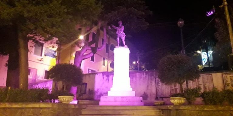 Il monumento ai caduti di San Cipriano Picentino si illumina di rosa