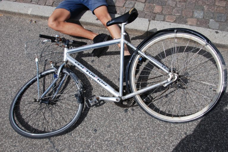 Eboli, ciclista finisce contro cavo d’acciaio e si ferisce alla gola: in ospedale