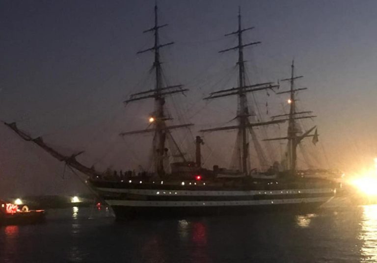 Palinuro, la nave scuola Amerigo Vespucci visibile dalla costa