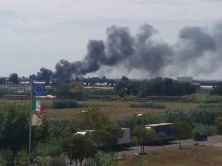 Battipaglia, ennesimo incendio: i cittadini protestano