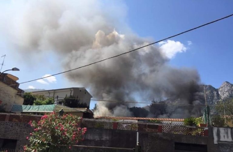 Cava de’ Tirreni, incendio divampa nei pressi di una scuola