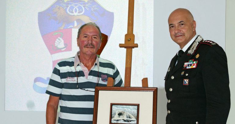 Luigi Longo dona opera pittorica al Comando dei Carabinieri di Salerno