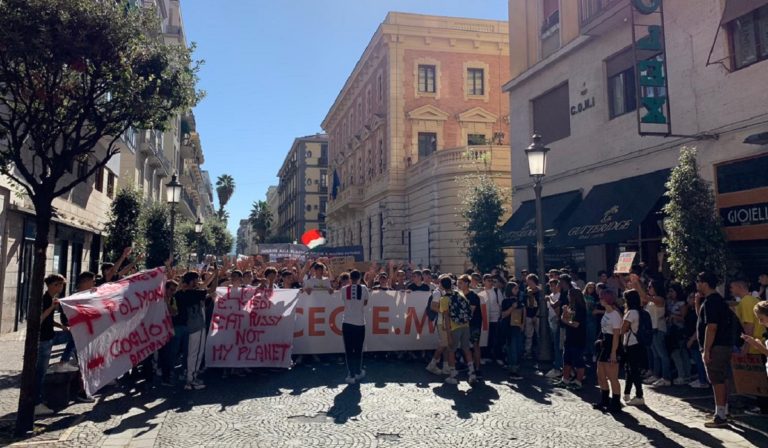 Battipaglia, #NOINONCIARRENDIAMO in piazza a Salerno