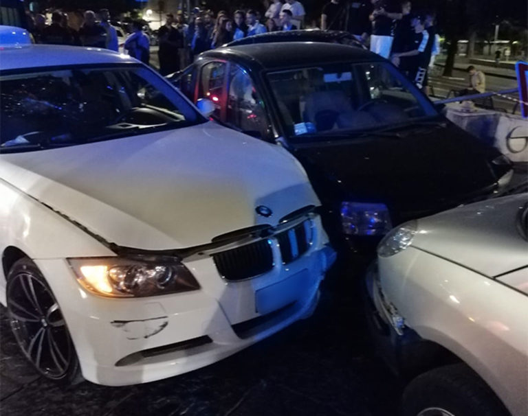 Paura ad Eboli: auto impazzita urta veicoli in Piazza della Repubblica