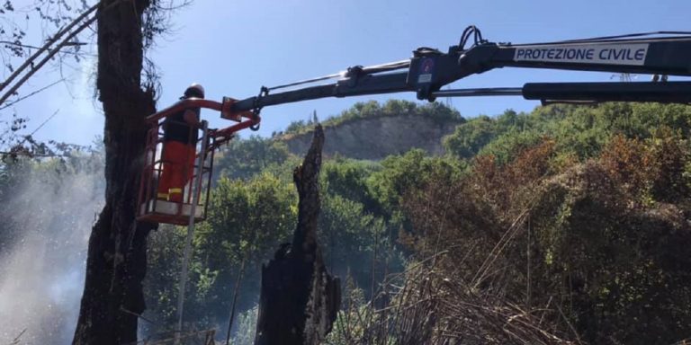 Pellezzano: incendio in Via delle Querce fiamme circondano un’abitazione