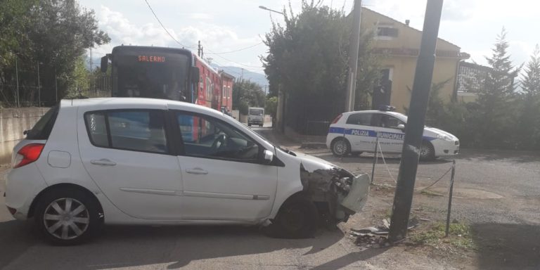 San Cipriano Picentino: perde il controllo dell’auto e finisce contro un palo