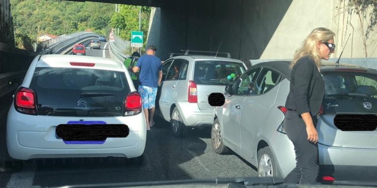Salerno, incidente in autostrada presso l’uscita di Fratte: tre auto coinvolte