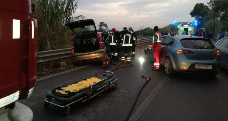 Pontecagnano, 4 persone coinvolte in grave incidente tra 2 vetture