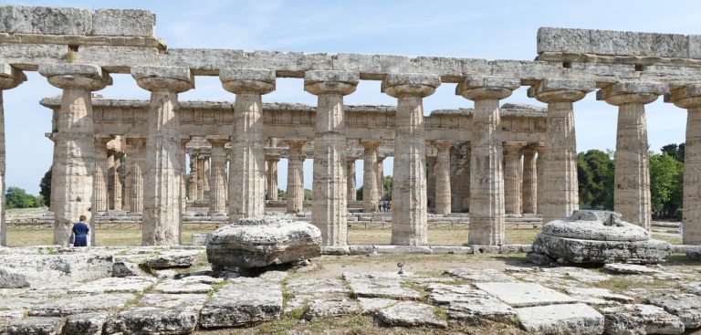 Viaggio di nozze a Paestum: sposi tornano dopo 45 anni a visitare gli scavi