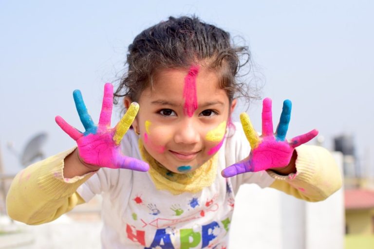 Pontecagnano in festa tra esplosione di colori e benedizione degli zaini