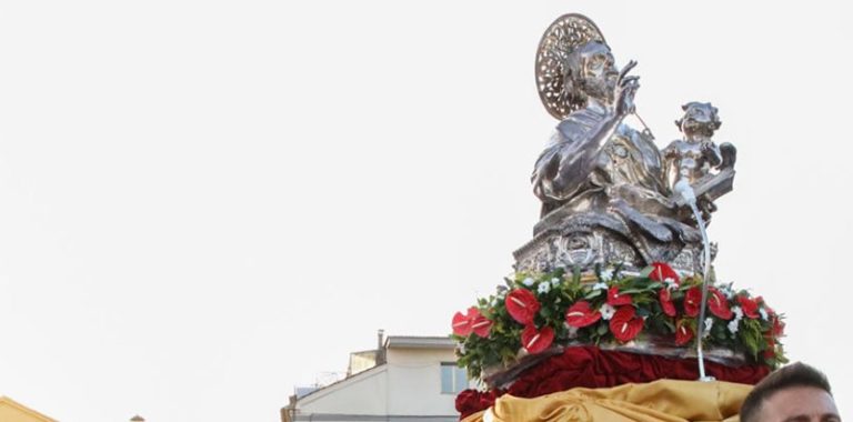 Monsignor Bellandi in visita al Ruggi di Salerno con il Braccio di San Matteo