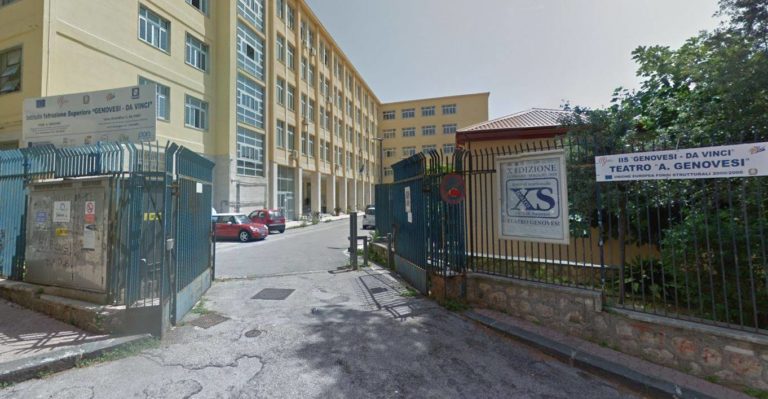 Salerno, crollano pannelli all’istituto Genovesi
