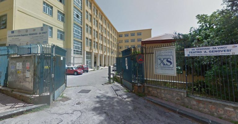 Liceo Genovesi Da Vinci Salerno, cede parte del soffitto all’interno del bagno