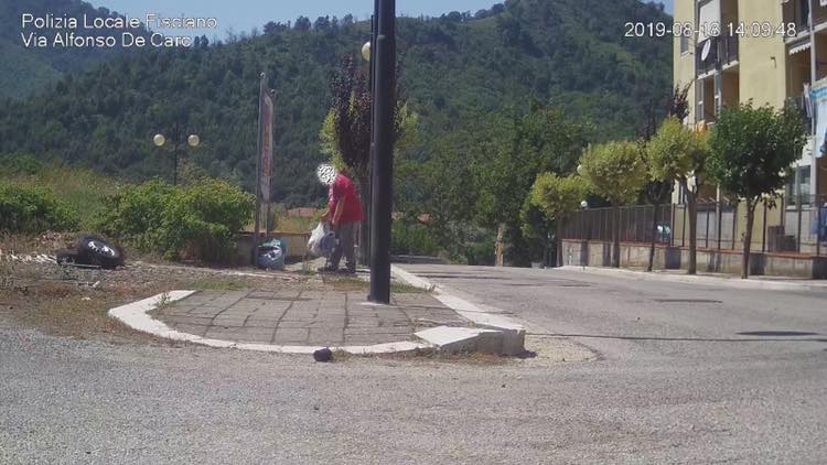Fisciano, sindaco smaschera abbandono di rifiuti in strada