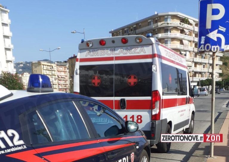 Salerno: donna si denuda, si getta in mare e rifiuta i soccorsi