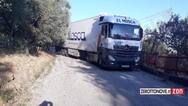 San Cipriano Picentino, manovra errata: autoarticolato si blocca in curva