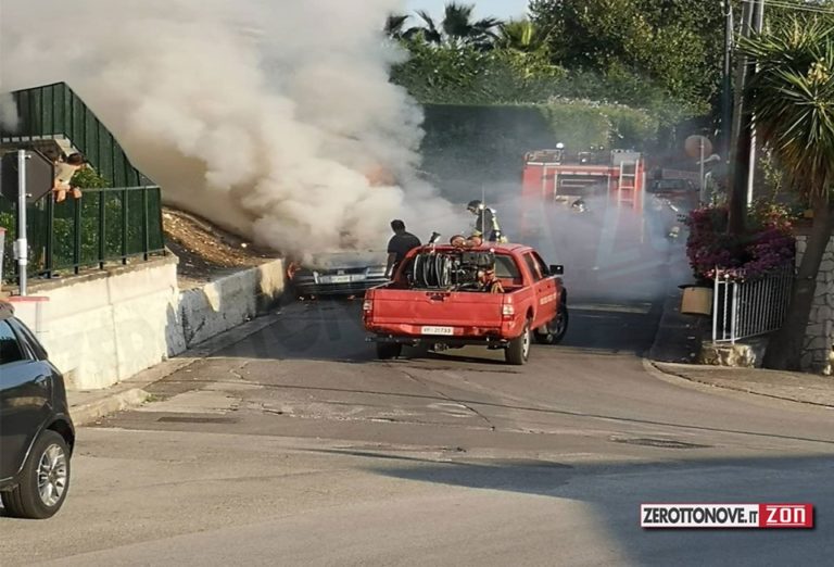 Auto in fiamme a San Cipriano Picentino: Carabinieri sul posto