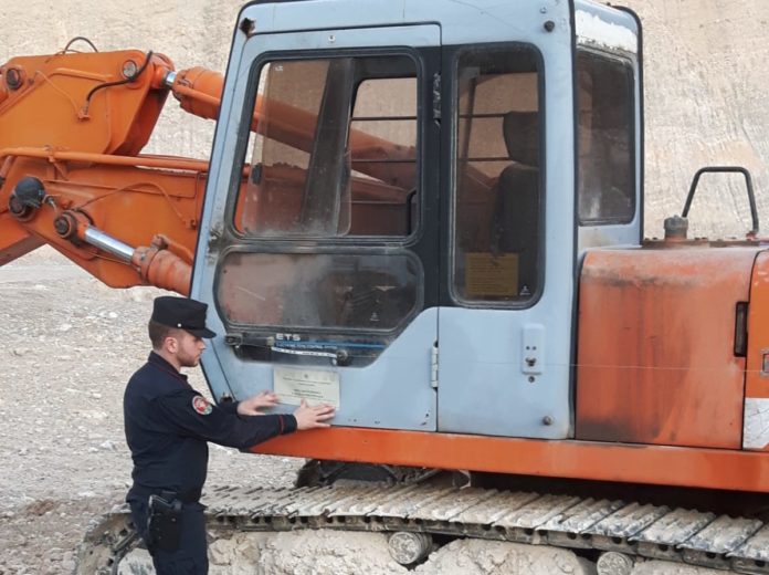Risultato immagini per foto di escavatore meccanico e carabinieri