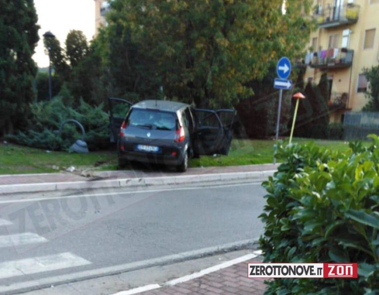 Baronissi, scontro tra due auto in via Berlinguer