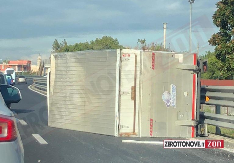 A3, camion si ribalta nei pressi dello svincolo Scafati-Pompei