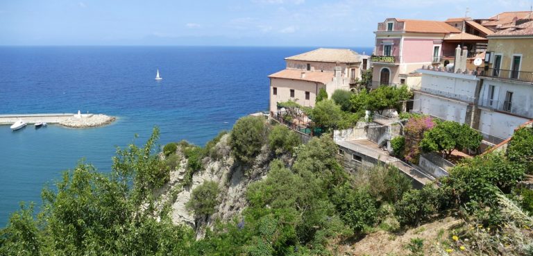 Agropoli, anziana cade in mare: salvata dalla capitaneria di porto