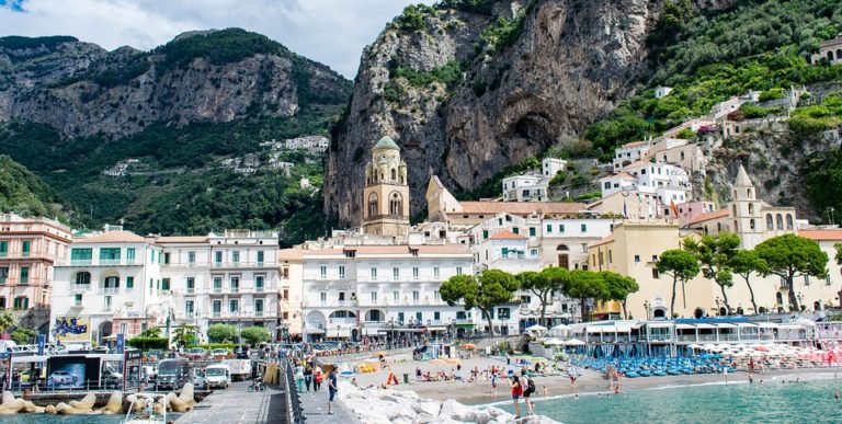 Amalfi, largo Piccolomini diventa un cantiere scuola collettivo