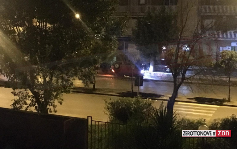 Battipaglia, incidente in viale della Libertà: auto si ribalta