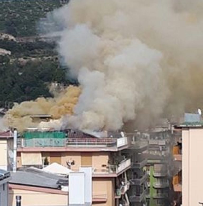 Battipaglia, incendio in una mansarda: l’aria diventa irrespirabile