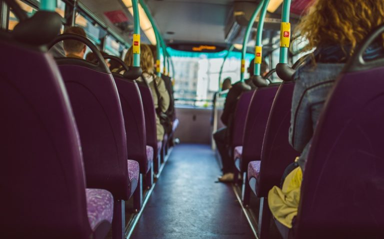 Campagna: bus con scolaresca colpito da pezzo di alluminio