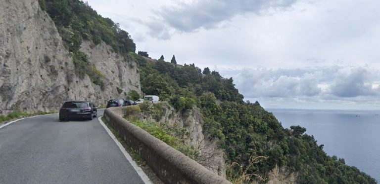 Costiera, cede parte della carreggiata tra Praiano e Positano