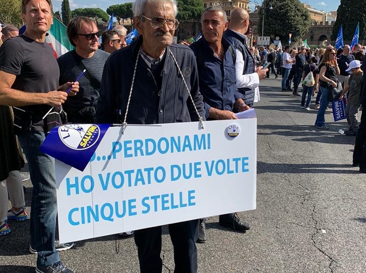 Mercato San Severino, manifestante:”Perdonatemi, ho votato due volte 5S”