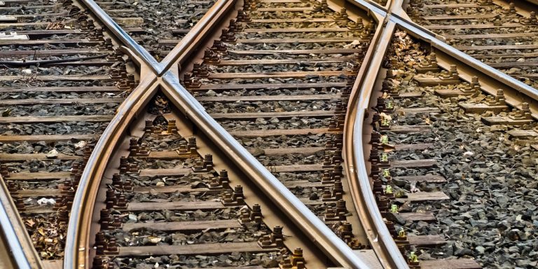 Salerno, Arbostella muore travolto da un treno