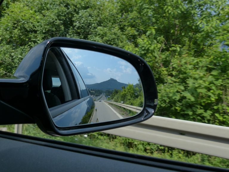 Eboli, automobilista molesta giovani studentesse: è caccia al maniaco