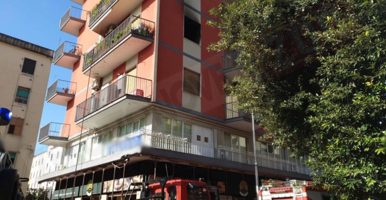 Salerno, incendio in un appartamento a Torrione: Vigili del Fuoco in azione