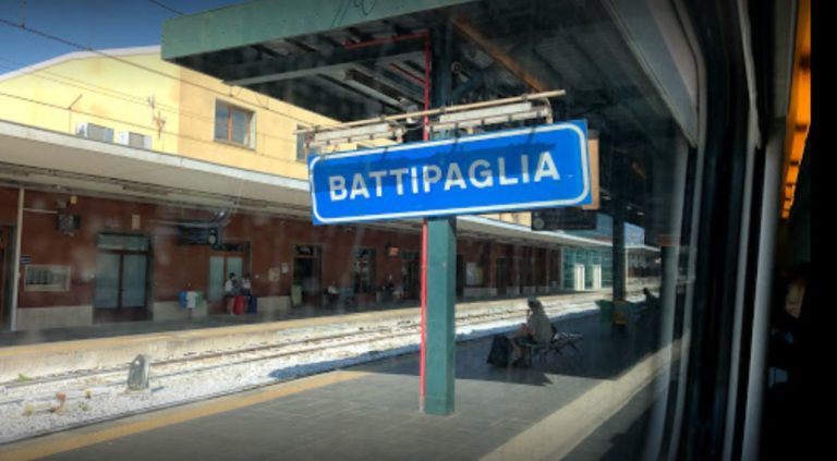 Battipaglia, dimentica figli sulla banchina: uomo ferma il treno