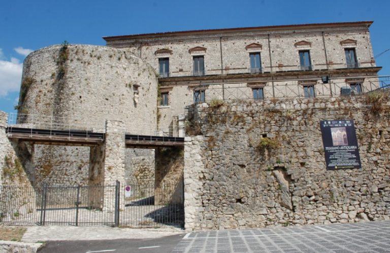 Torna “Teggiano Antiquaria” nello scenario di Palazzo Macchiaroli