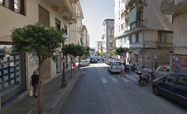 Salerno: auto contromano in via Diaz, collisione sfiorata