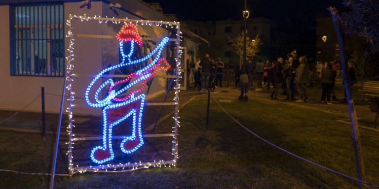 Si illuminano le opere artistiche al Centro Polifunzionale “Arbostella”