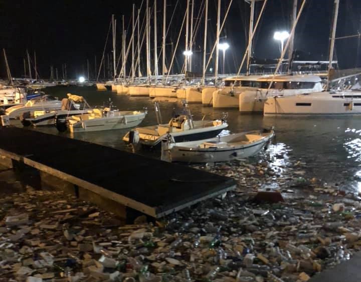 Salerno, “un mare di plastica” nei pressi della Stazione Marittima