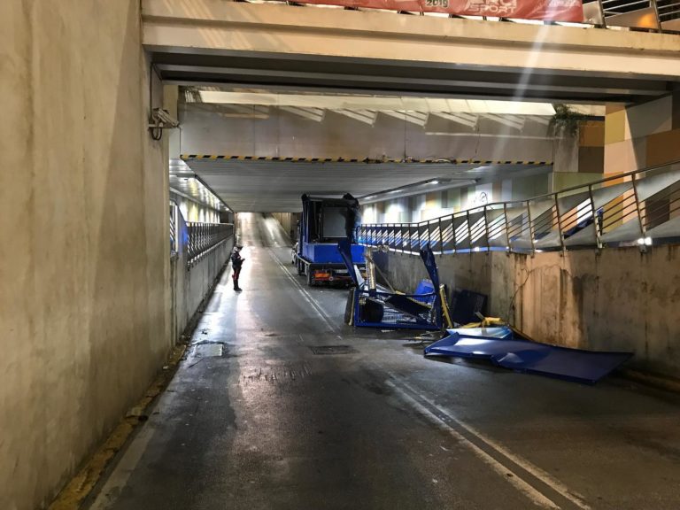 Battipaglia, sottopasso interdetto. Un tir blocca il passaggio