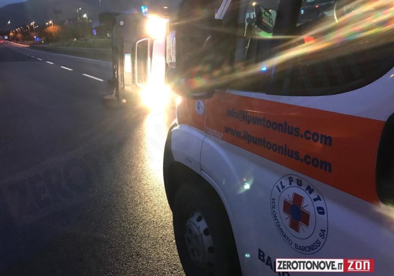 Raccordo Salerno-Avellino, auto si ribalta: intervenuto Il Punto di Baronissi