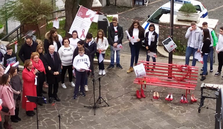 Castel San Giorgio, monumenti ‘rossi’ contro la violenza sulle donne