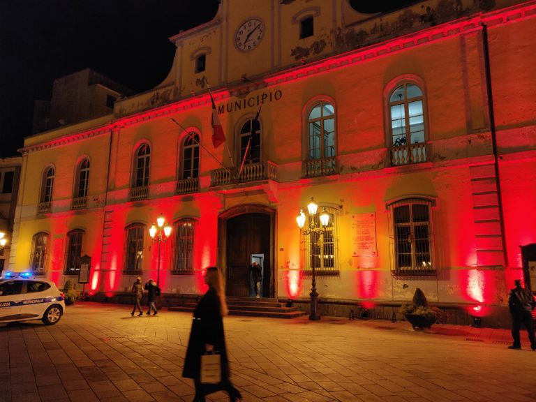 Nocera Inferiore, giornata contro femminicidio: il Comune si colora di rosso