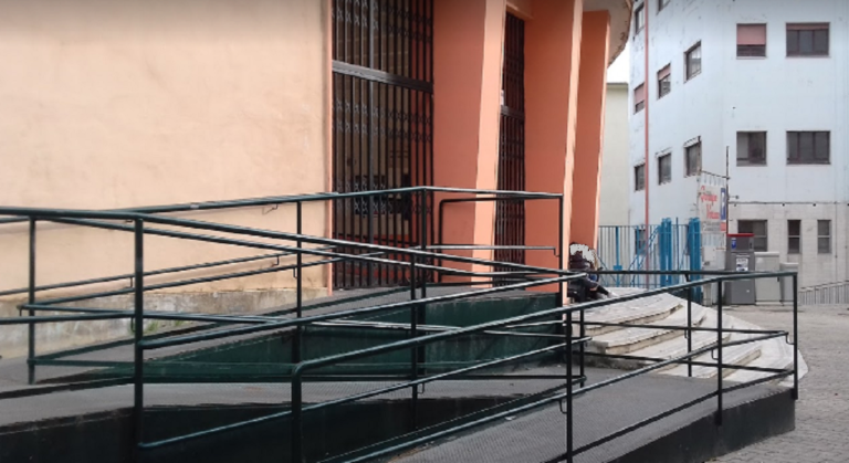 Tubi di eternit vicini ad una scuola di Salerno: indignazione sui social